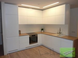 balta virtuve medinis stalvirsis