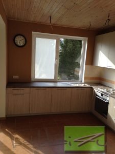 rusva medzio imitacijos virtuve