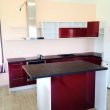 Raudoni virtuves baldai