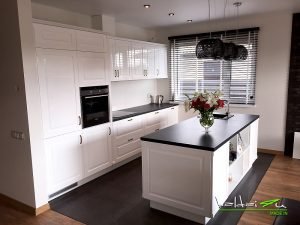 klasikiniai blizgus baldai