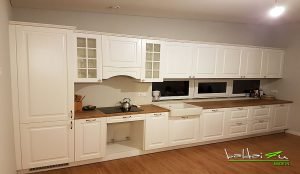 Balta modernios klasikos virtuvė